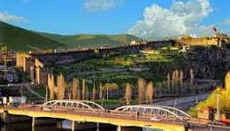 Kura Nehri kıyısındaki Ardahan Kalesi ve önündeki köprü