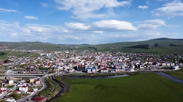Ardahan şehir merkezinin ve çevresindeki yeşil ovanın havadan görünümü