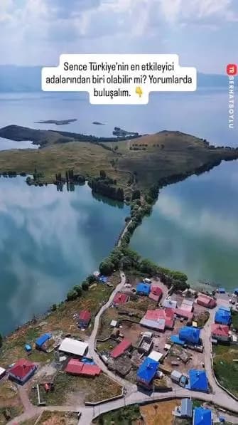 Göl içindeki yarımada ve kıyı yerleşiminin havadan görünümü