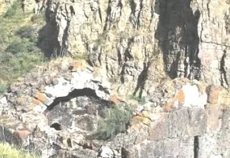 Kayalıklar arasında kalmış taş kemer ve duvar kalıntıları