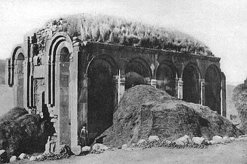 Kemerli pencereleri ve taş duvarları görülen tarihî kilisenin siyah beyaz fotoğrafı