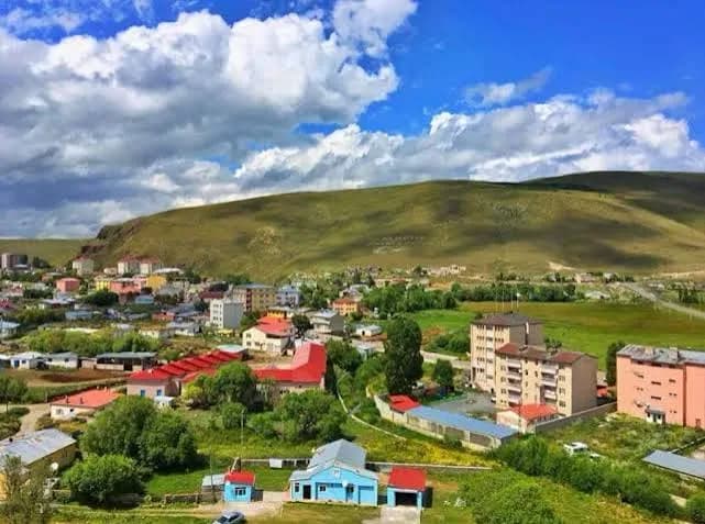 Yeşil yamaçların önündeki Çıldır ilçe merkezi