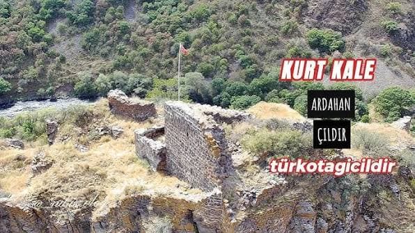 Çıldır Kurtkale’deki taş duvar ve sur kalıntıları