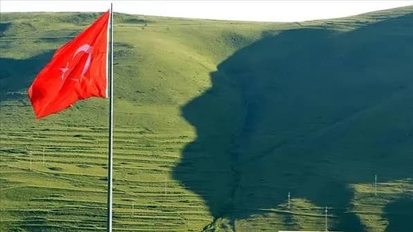 Damal’da dağın yamacına yansıyan Atatürk silüeti ve Türk bayrağı