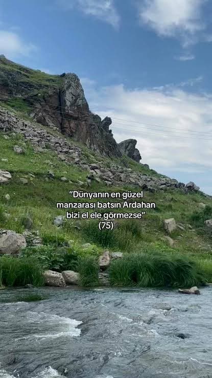 Kayalık ve yeşil bir vadinin içinden akan dere