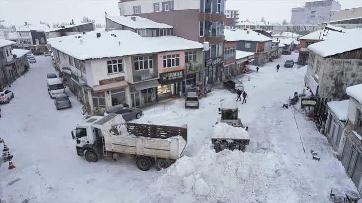 Kışın karla kaplı Göle sokakları ve binaları